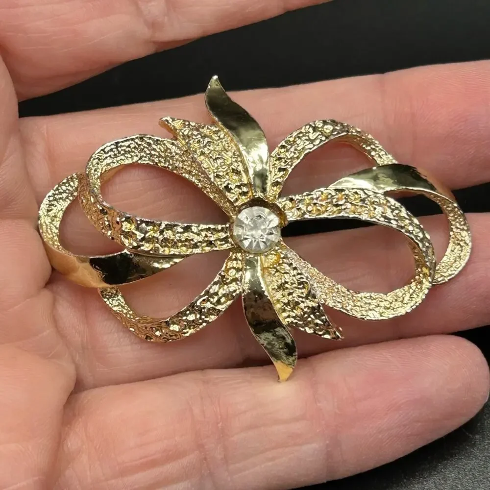 L0175 Gerry’s Brooch gold tone bow 2 1/4” Vintage